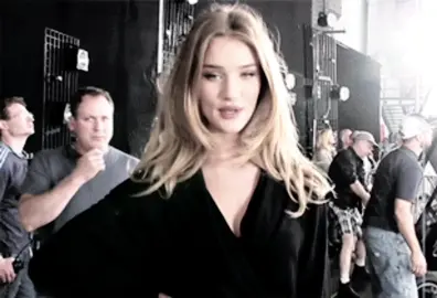 Rosie Huntington #rosiehuntingtonwhiteley #rosiehuntington #rosiehuntingtonwhiteleystyle #model #victoriassecret #catwalk 