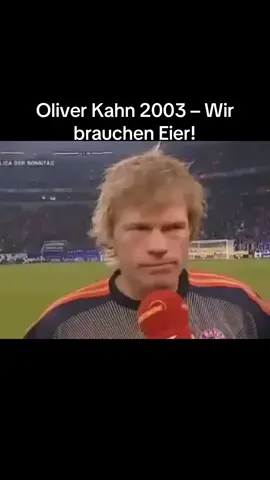 2003. Bayern verliert. Und Olli Kahn haut DAS raus: ‚Eier! Wir brauchen Eier!‘ 🥚🥚 Der legendärste Wutausbruch im Fußball – pure Kult-Werbung für Männlichkeit. #OliverKahn #WirBrauchenEier #FußballKult #2000erVibes #LegendäresInterview #BayernMünchen #TorwartTitan #lostmemoryX #fyp #fouryou #fouryourpage 