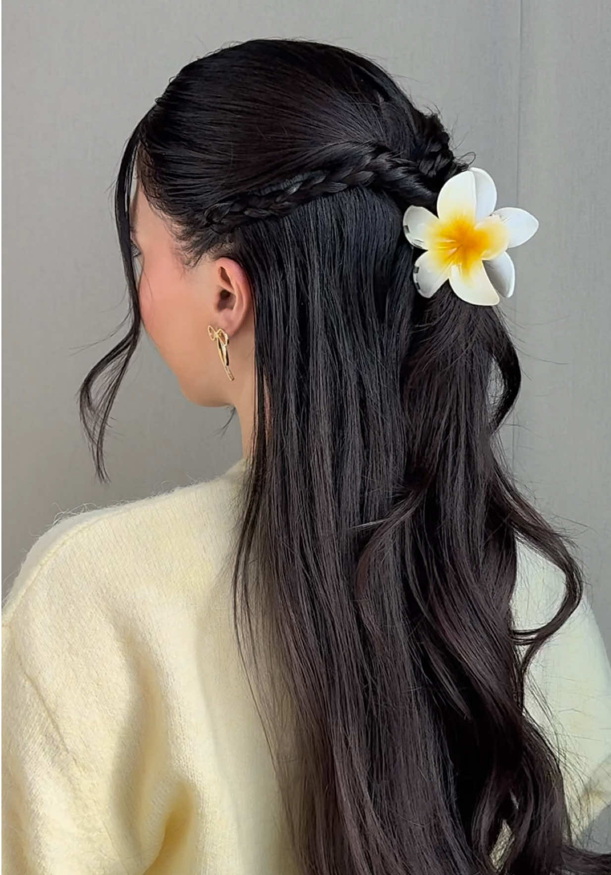 Easy Spring Hairstyle 💛🌼 #hairstyletutorial #spring #flower #clawclip #hairinspo #hairideas #cutehairstyles #easyhairstyles #hairtok #hairtutorial #pinterestgirl #pinterestinspo 
