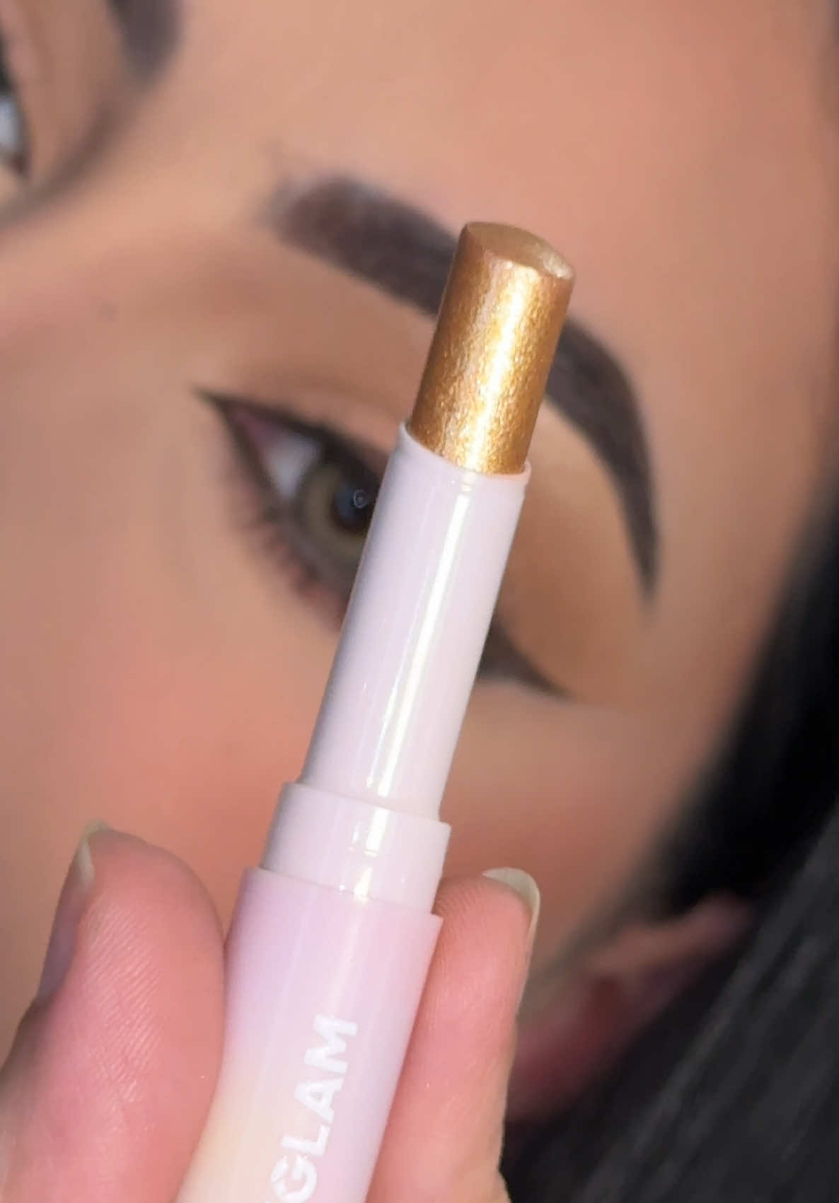 I’m obsessed with this ✨😍 So easy to apply and the most perfect sparkle of gold. #goldglitter #goldenglam #sheglam  @SHEGLAM 