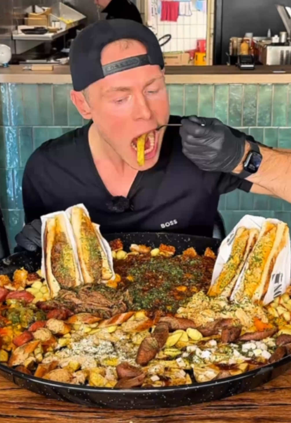 Diese ALL YOU CAN EAT Bowl ist der Baron Endgegner. 😱 Das All you can eat Angebot beim Baron 🫃  Denkst du, du würdest sie schaffen?!“ #baron #allyoucaneat #köln #bowl #big #FoodTok #foodchallenge #mukbangvideo #pommes #currywurst #sandwich #burger #challenge 