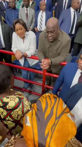 Au lendemain de l'installation des familles sinistrées dans les gymnases soigneusement aménagés, le Président de la République, Son Excellence Félix-Antoine Tshisekedi Tshilombo, accompagné de la Première Dame, Madame @Denise Nyakeru Tshisekedi , s’est rendu personnellement sur les lieux. Une présence forte. Un geste de compassion. Cette visite, empreinte d’écoute et d’espoir, témoigne de l’engagement du couple présidentiel à demeurer au chevet de chaque Congolais, surtout en période d’épreuve. Parce qu’au-delà des discours, venir à la rencontre, c’est déjà commencer à apporter des solutions. #FDNT #Solidarité  #Kinshasa #PlusFortesEnsemble #actualite #kinshasa🇨🇩 #RDC🇨🇩 #news #congo #RDC #flash #videosvirales #rdc #congolaise🇨🇩 #viral_video #videoviral #trendingvideo #actualites 