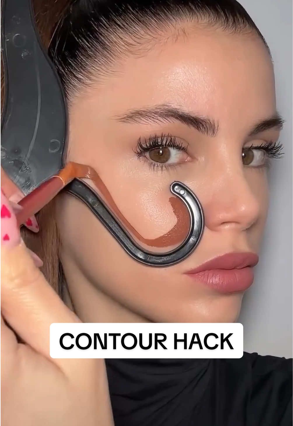 Would you use a hanger to get the perfect contour? 🤔 @realmarzia shows us how she uses the hook of a clothing hanger to snatch her contour every time 👏 Save this hack to try it out the next time you get ready #revolve #revolvebeauty #makeuphack #contourhack #grwm #grwmroutine #trendy #funny 