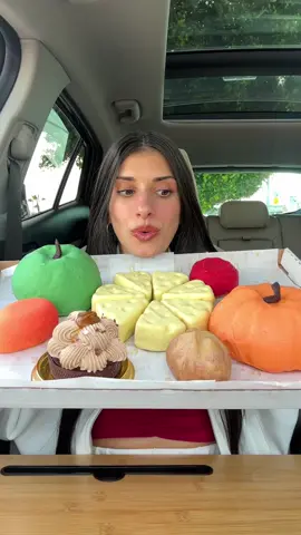 הייתי חייבת את הקינוחים הקראנצ׳יים כמו שיש להם בחו״ל! אז ביקשתי מדניאלה נחום הקונדיטורית שתכין לי כאלה והיא החליטה להוציא מארזים כאלה אחרי פסח ולהביא את זה רשמית לארץ🤤❤️