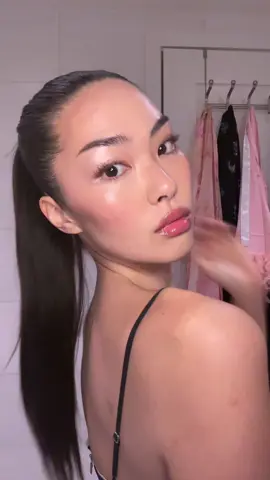 Glowy and slicked @rhode skin @Westman-Atelier @Kosas @Kylie Cosmetics @CAIA Cosmetics 