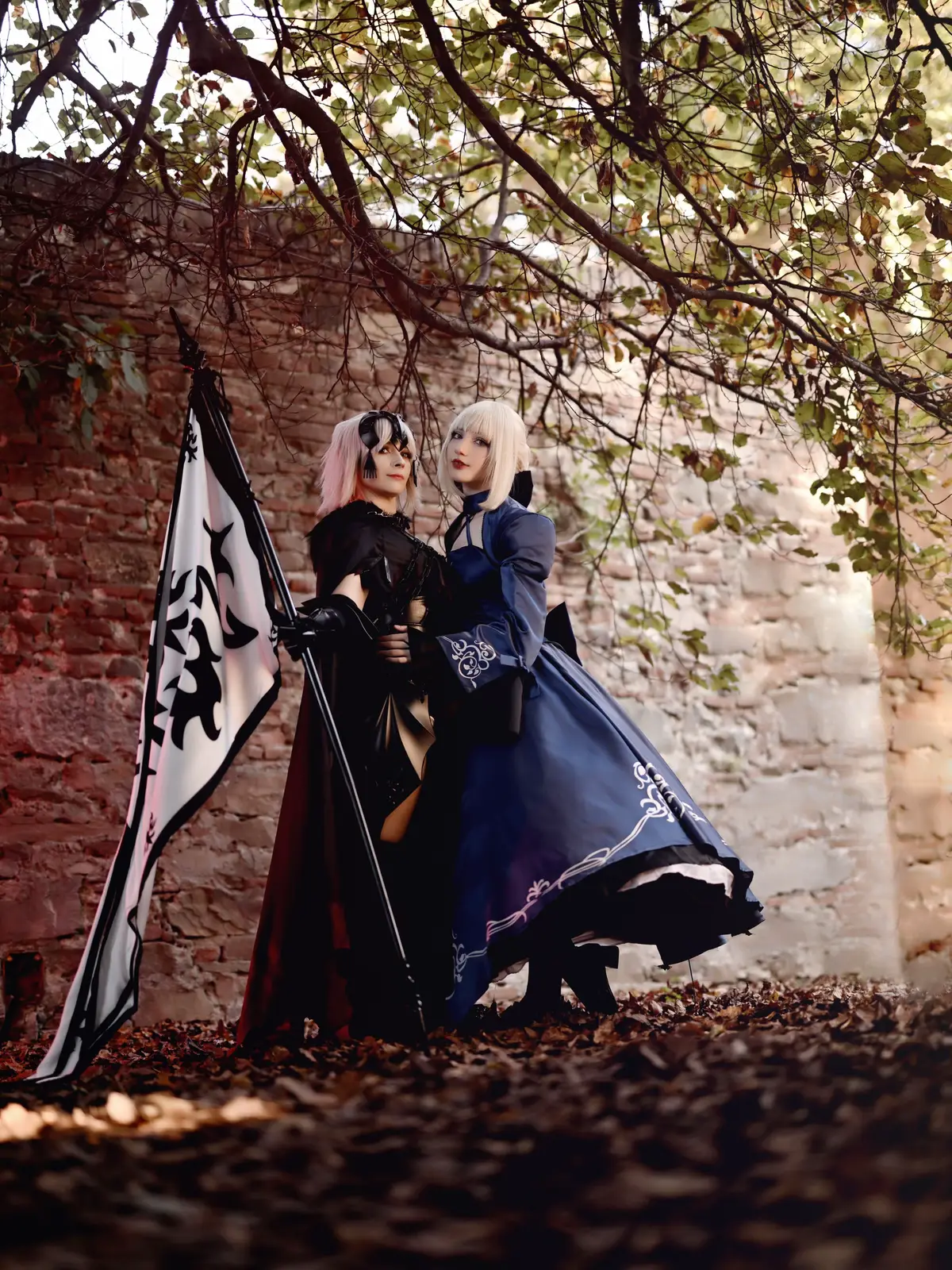 I posted these photos on my insta but why not also there?! I love this set and soon we will do another one (and also Shinjuku versions ✨) go follow our instagram for more photos :D Salter: me Jalter: ninnalywastaken on insta #salter #saltercosplay #saberalter #saberaltercosplay #jalter #jaltercosplay #jeannedarcalter #cosplay #fategrandorder #fatego #fatestaynight #fateheavensfeel #viral #fyp #foryoupage