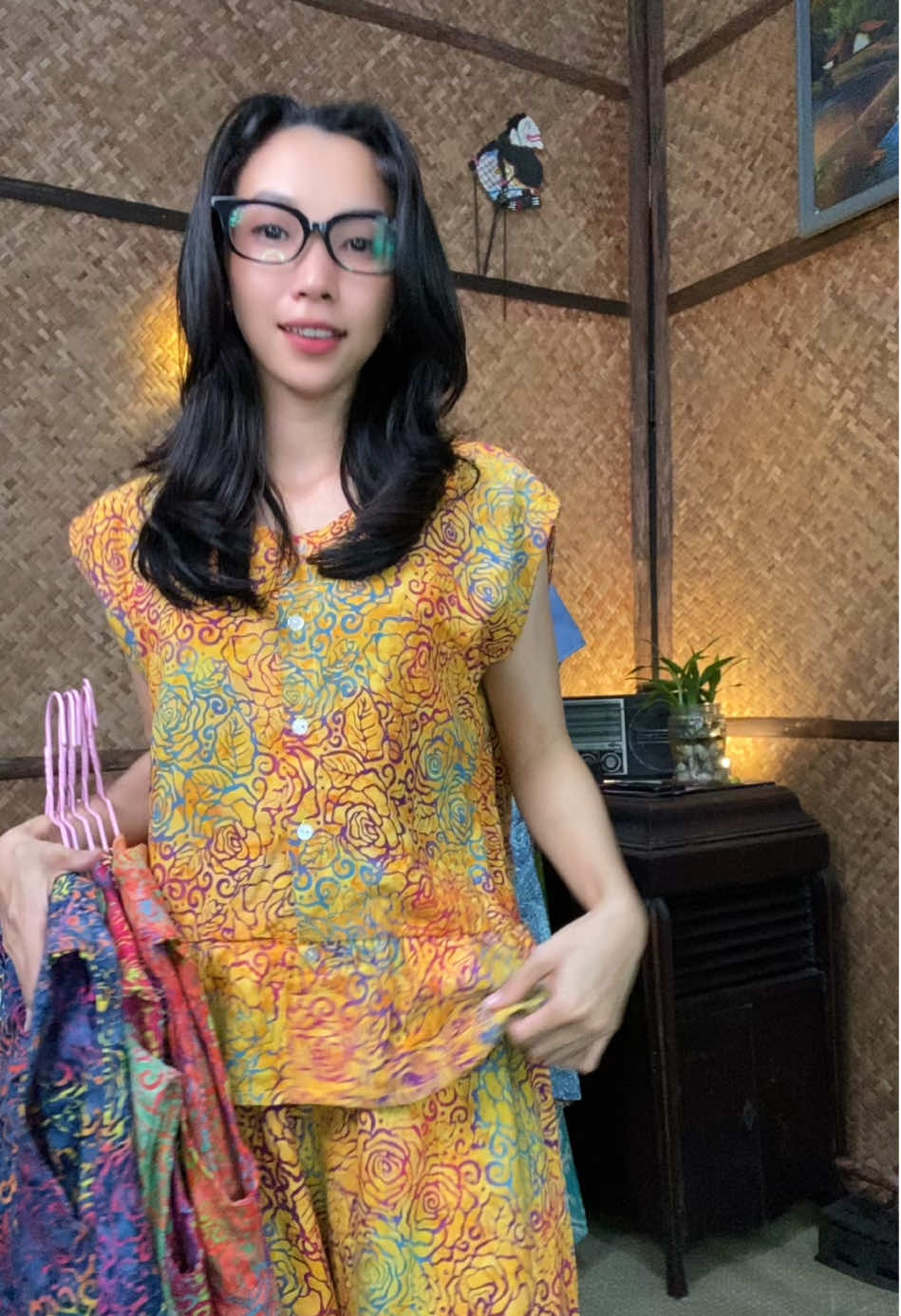 Kalo memang cocok bisa langsung CO di kerkun 😍 Ini oneset buat kemana aja udh pasti cakep, langsung pilih warna favoritmu dong🥰 #oneset #onesetnyaman #onesetbatik #batikcap #batikindonesia #meydend #batikserbamurah #fypage #fypシ゚ #fashion #fashiontiktok #inspofashion #inspooutfit #outfitbatik #stecustecu #belilokal #wibgajian 
