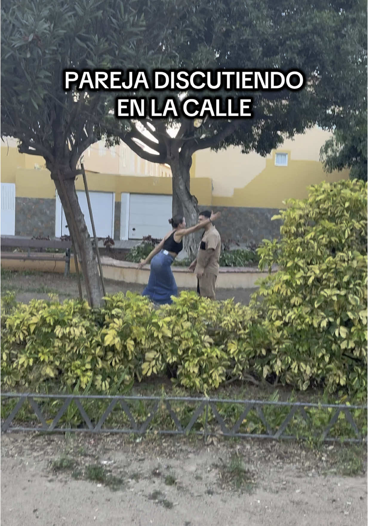 PAREJA DISCUTIENDO EN LA CALLE #parati #parejas #discutir 