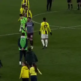 Trabzonspor maçı bittikten sonra ‘istersen dost olalım’ şarkısı açılmış. Uğurcan’ın tek tek Fenerbahçeli futbolcuları tebrik etmesi ilginç... Bence şuan taraftarın nabzı ölçülüyor ve aşırı tepki gelmezse yeni sezonda FENERBAHÇEMİZİN kalesini koruyabilir... #fenerbahce #kesfet #fyp #fenerbahçe #turgayercan #fenercompshdx #futbol #fenercomanaliz 