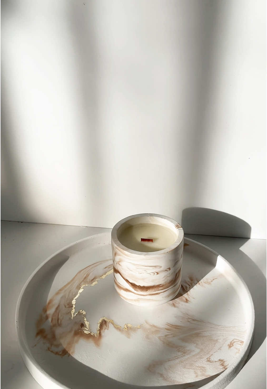 Handmade marble candles ✨  Dm us for orders 📩 #handmadewithlove #handmadecraft #handmadecandles #handmadedecor #porcelainart #cement #jesmonitedecor #foryougreece 