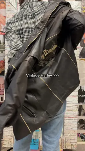 Everyone needs some leather in their wardrobe 😉 #thriftingking #thrifttok #thriftshop #secondhandfashion #thrifthaul #thriftedstyle #sustainablefashion 