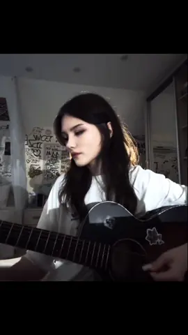 поезда-rsac, ella | аккорды в тгк: мэйби есс #рекомендации #рек #cover #guitar #fyp #поезда #реки #кавер #гитара #rsac #ella #тренд Я разбиваю свои поезда Мне уже не важно, ah Мне хочется верить Что твоя душа Такая же похожая Не отрывай свои глаза Ты казалась мне бомбой Разрывающей небо над Хиросимой Ты казалась до боли знакомой И ни на кого не похожей Это было так страшно И в то же время безумно красиво Мы не сможем быть вместе И друг без друга тоже не сможем Я разбиваю свои поезда Мне уже не важно, ah Мне хочется верить Что твоя душа Такая же похожая Не отрывай свои глаза 