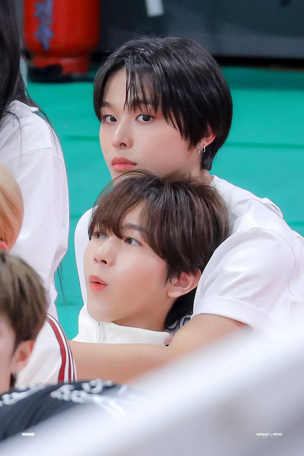 aku tau semua member saling sayang, dan setiap member punya hubungan yang unik satu sama lain, tapi aku suka banget sama duo ini🥹😭🫶🏻 aku yang cuma ngeliat dari layar hp aja bisa ngerasain kalo riku sayang banget sama ryo, apalagi ryo, ryo juga bilang dulu gapernah kepikiran pengen punya kakak cowok, tapi semenjak dekat sama riku dia jadi pengen punya kakak cowok🥹 riku anak bungsu di keluarganya tapi dia bisa jadi abang buat ryo yang juga anak bungsu di keluarga, bahkan kakak sepupu riku pas ditanya siapa biasnya di wish selain riku, kakak sepupu riku jawab “ryo karena lucu” 😭😭💗💛💫✨ #ryo #riku #nctwish #엔시티위시 #료 #リョウ #리쿠 #maedariku #hiroseryo #nct #ryonct #rikunct 
