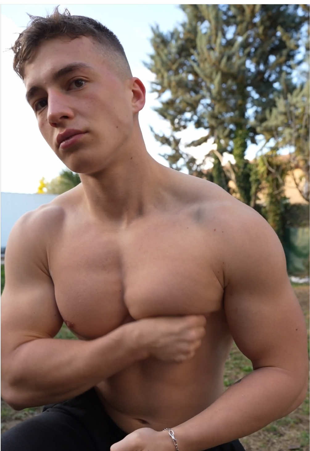Comment avoir des gros pecs en 5 minutes ? 🤔📈 -10% code BASSO10 sur @Gymshark  #chest #pec #sport #Fitness #viral #workout 