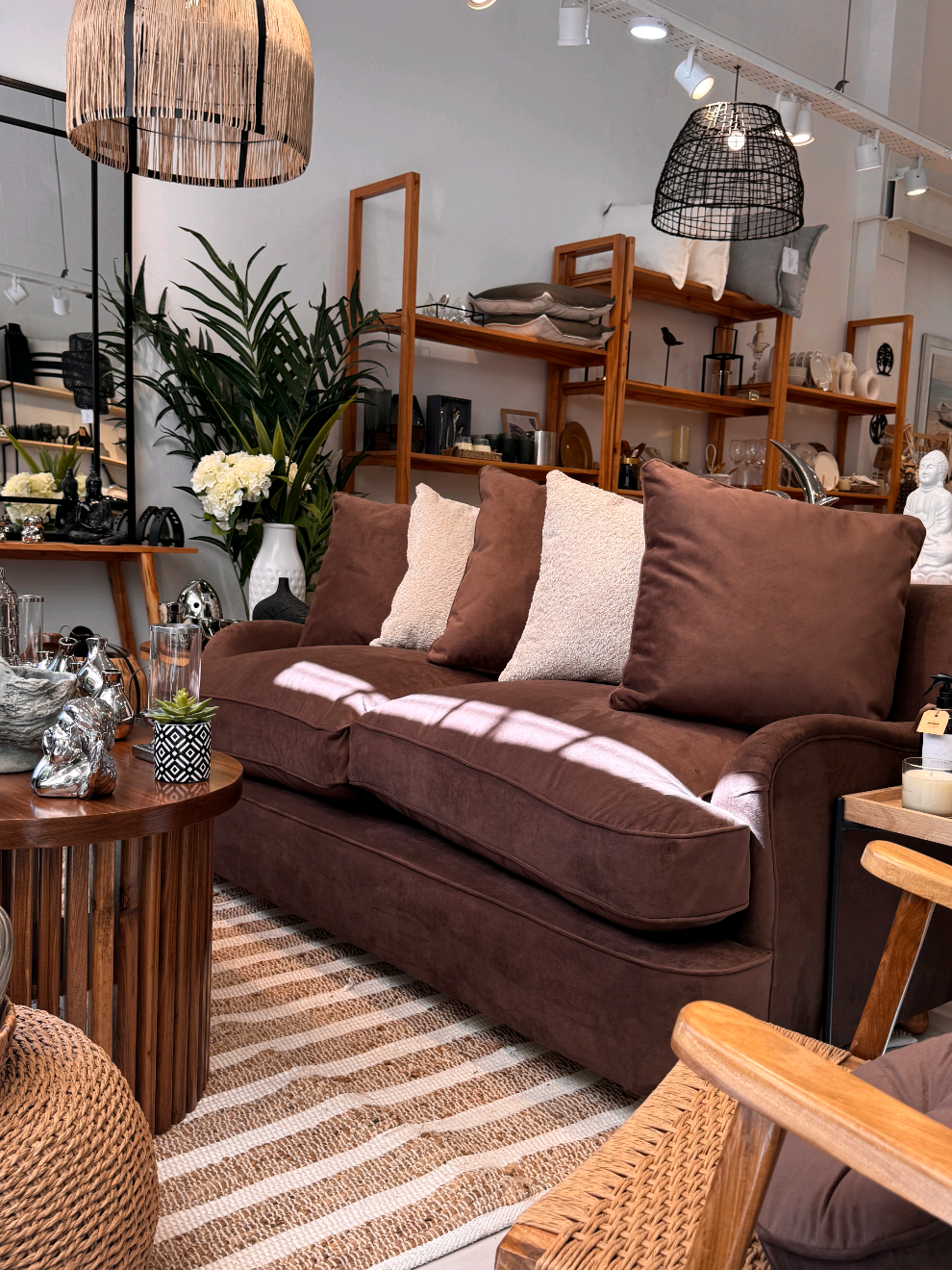 ¿Estamos de acuerdo con que el Sillón Praga en este color es todo lo que está bien? 🤎 ✔️Este modelo mide 180 x 110 ✔️Tapizado en tela Lexus Europana #4 💲6 cuotas de $202.350 o $971.300 en débito. Recordá que somos fabricantes, así que escribinos para diseñar tu sillón en la tela y color de tu preferencia, te asesoramos en todo momento. #Innovodeco #decohome #decoracion #deco #sofa #sillon #buenosaires #decoracioninteriores #sofaamedida #sillonesamedida #sillonindividual #living #mochamousse 