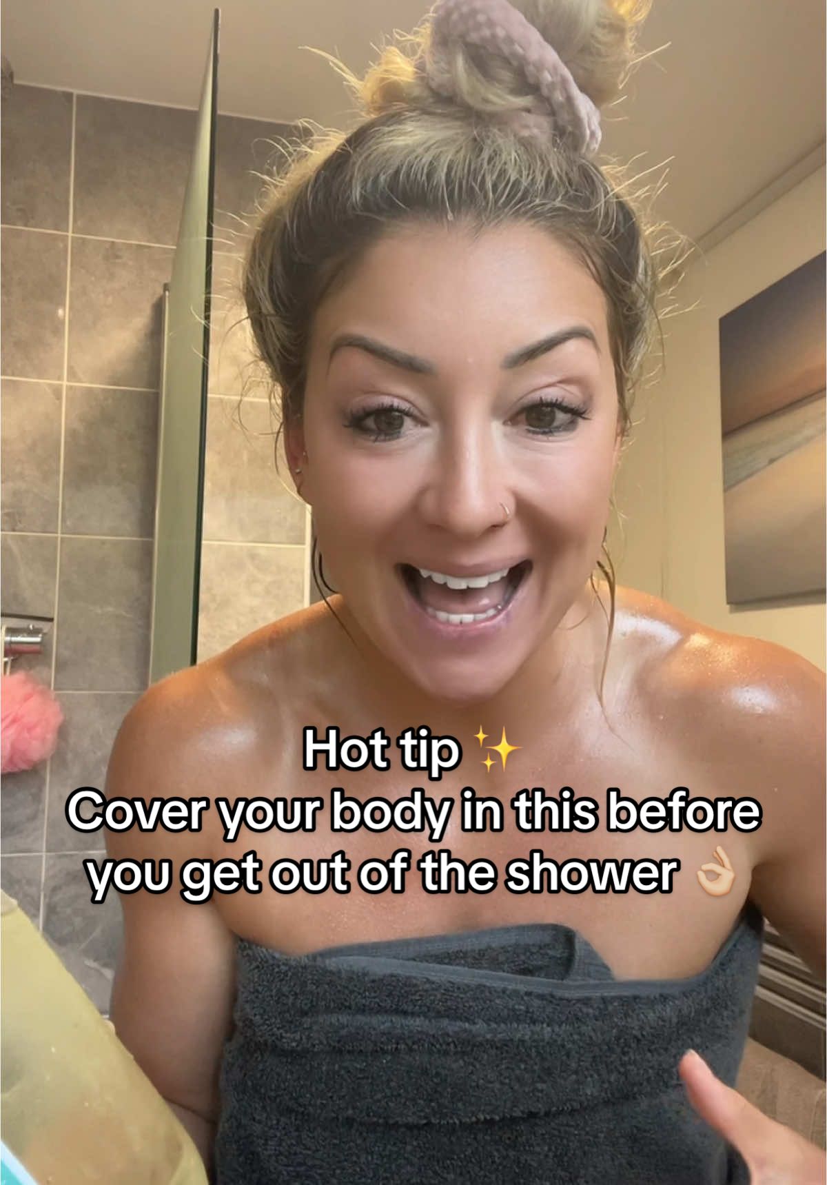 Top tip!!! Cover your body in this before getting out of the shower 👌🏼 Thank me later 🥳🥰 #almondoil #softskin #hydrate #glow #shower #fyp #toptip 