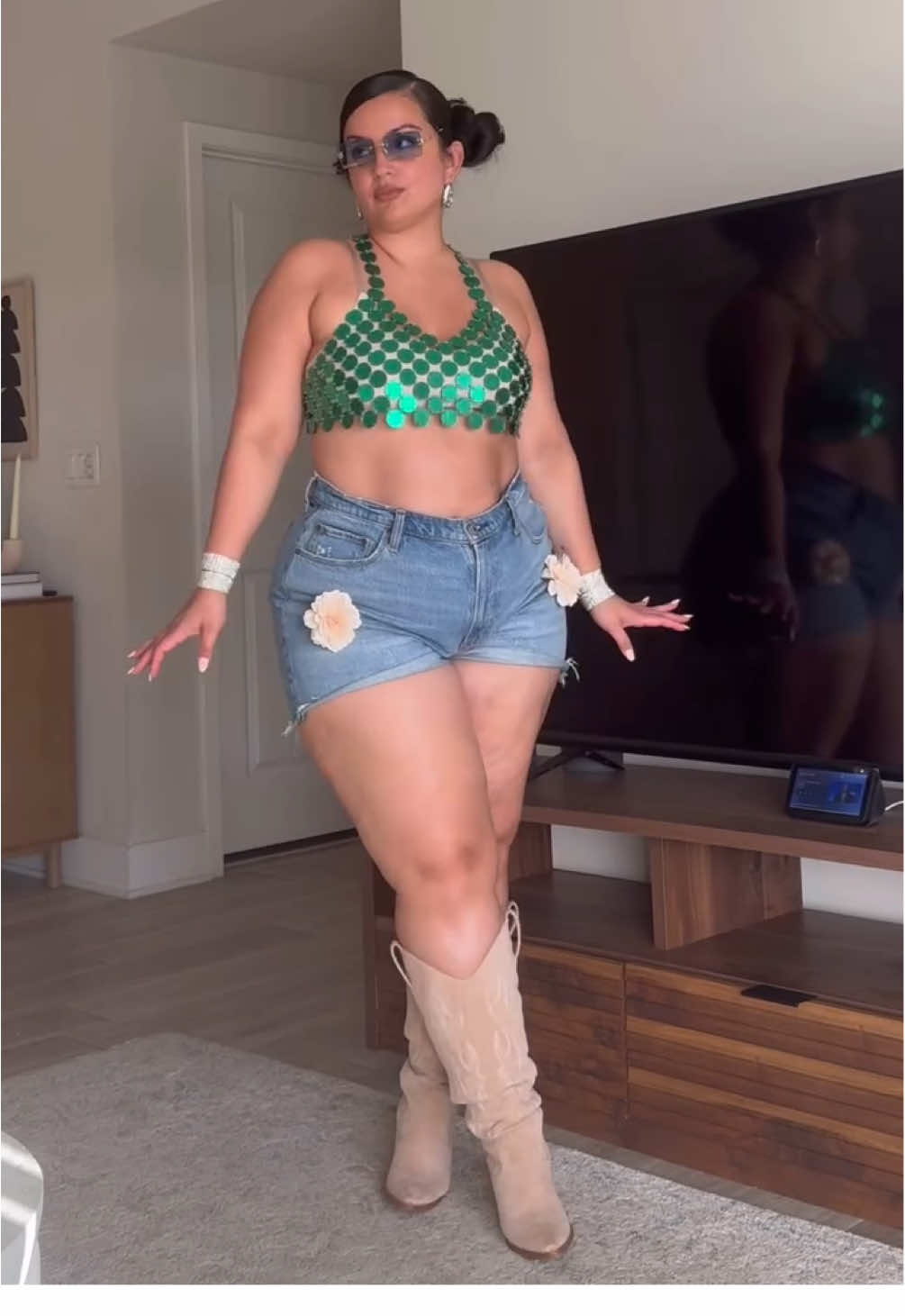 MID-SIZE FESTIVAL OUTFITS DAY 5 🎡 💚👢 These boots are made for walking, and this look was meant to be flaunted—a vibe that’s casually cool with a touch of glimmer and blooms. 🪩🌼 What’s your favorite part of the look? Drop a comment below! #festivalfashion #festivaloutfit 