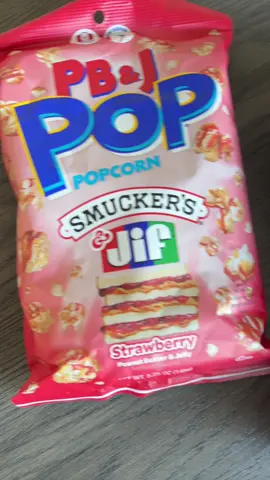 Strawberry/Grape + peanut butter + popcorn = the ultimate snack combo 🍓🥜🍿 If you haven’t tried PB&J Pop yet…what are you waiting for?! 😍🎥 @jif @smuckers #PBJPop #Popcorn #SnackTime #Strawberry #NewFlavor