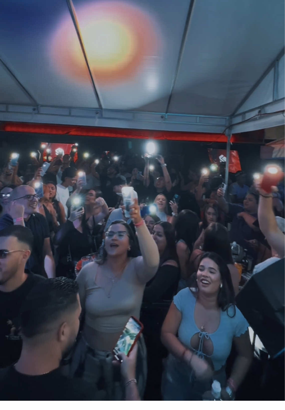 El volumen no es suficiente cuando suena este tema en el mejor parche de clásicos @SKY BAR 🔥 esto es #TheFlowIsBackkk 💿🔊 