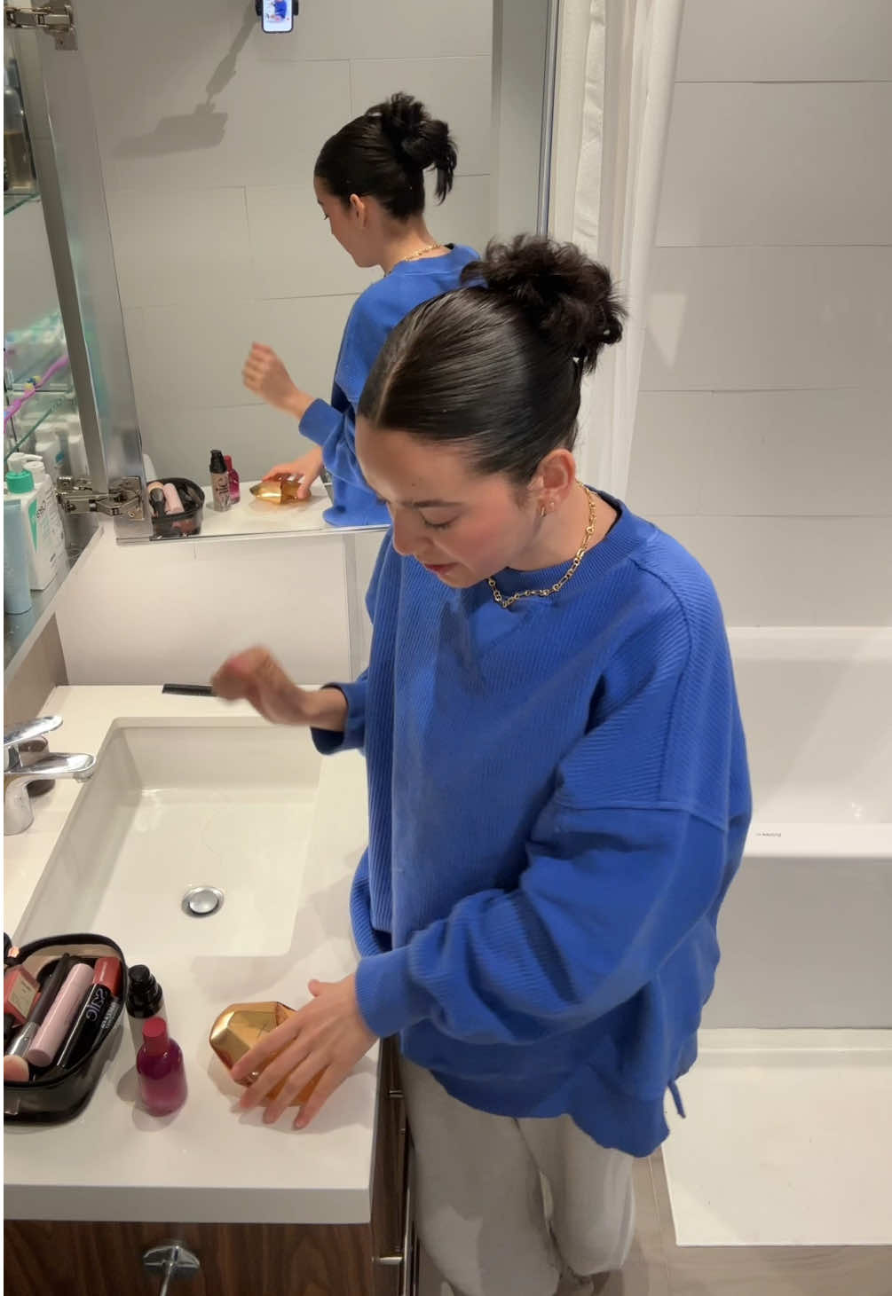 It feels so good getting out oc my head and just talking to you ♥️ #grwm #travel #morningroutine 