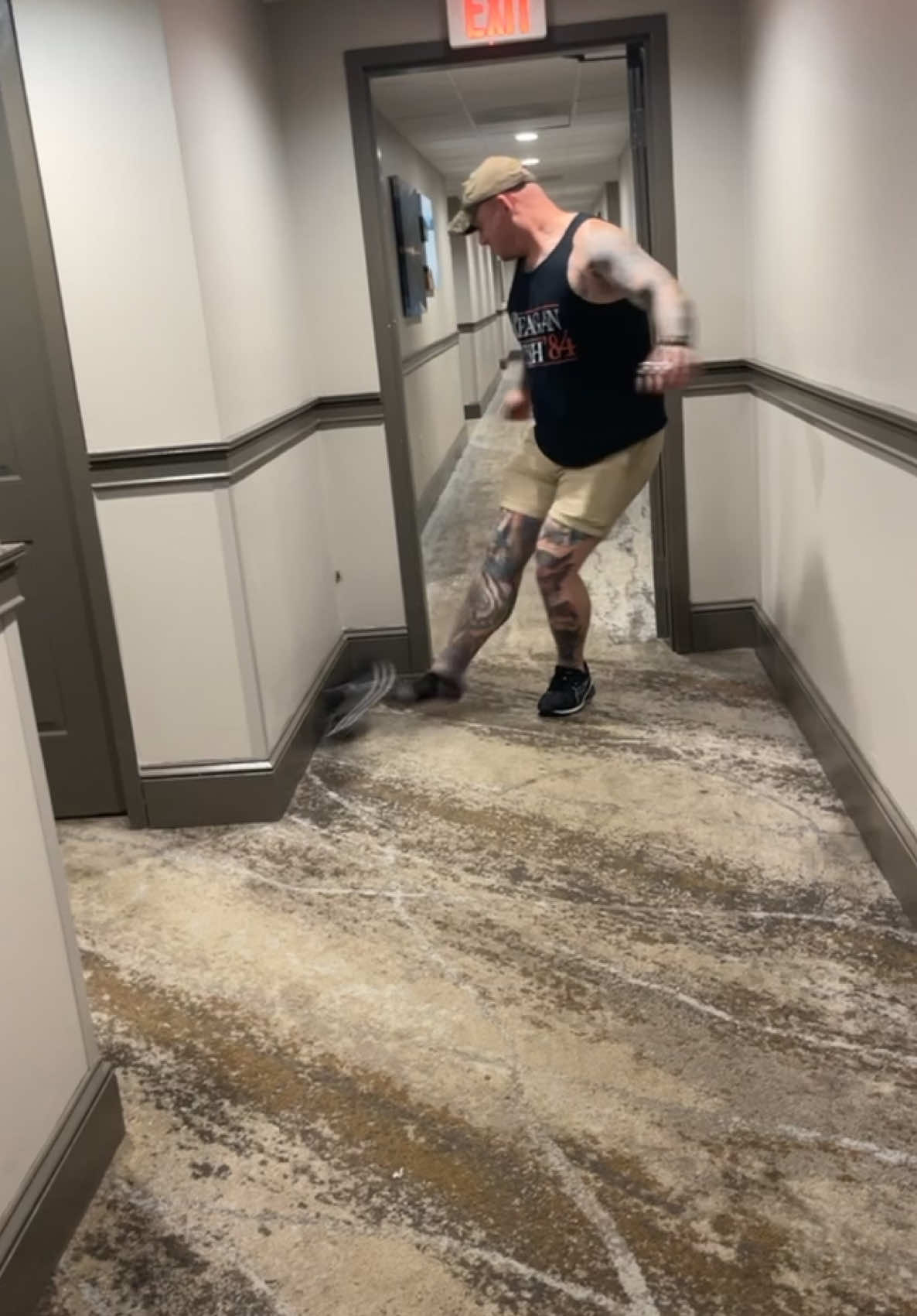 When your beefy husband is just as scared of siders as you are 😂😂😂#scared#fyp#funny #funy #fypage @Barstool Sports 