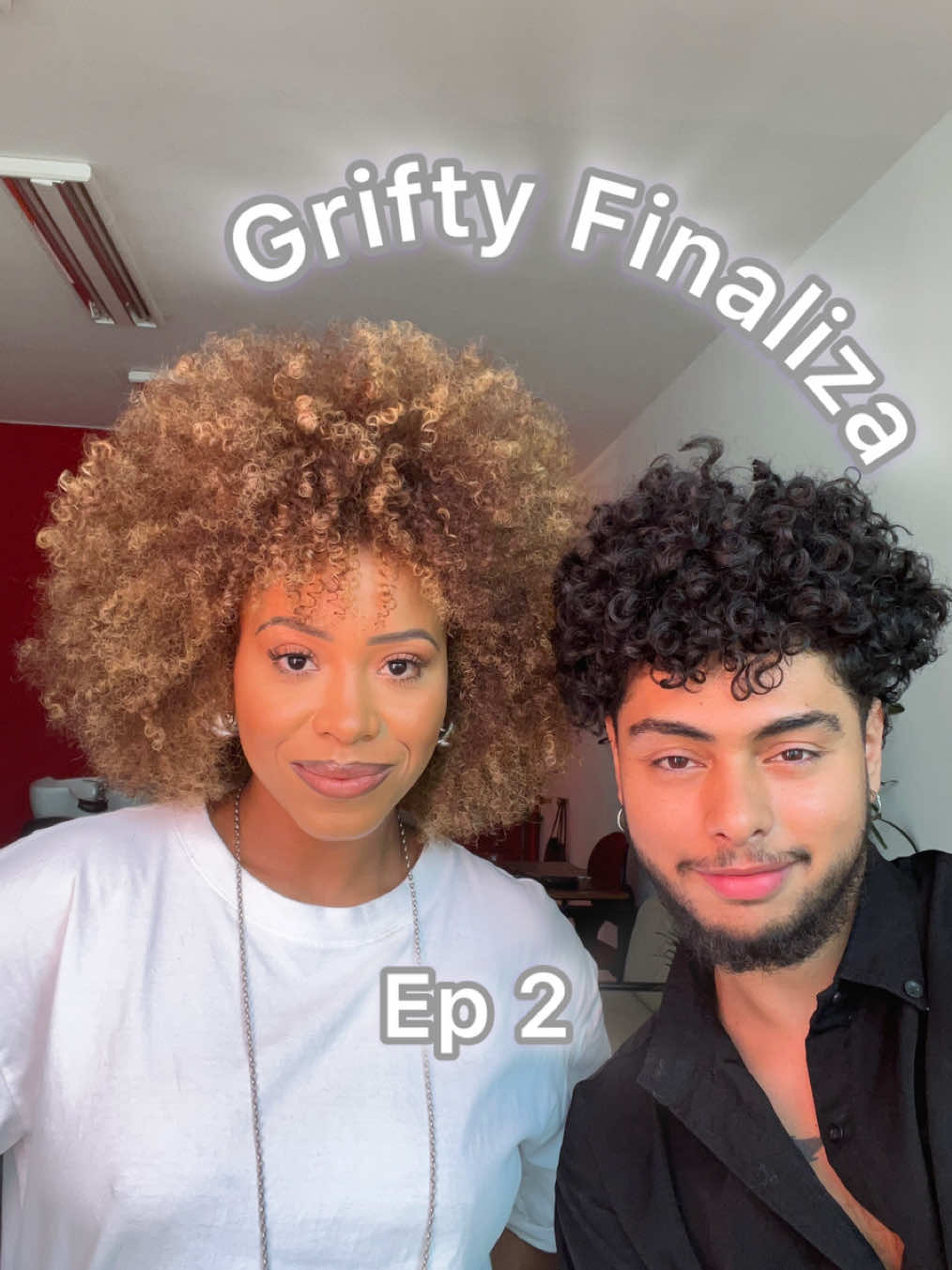 Mais um episódio do quadro Grifty Finaliza e hoje tive o prazer de receber a Rapha, que topou fazer uma cor linda junto com o tutorial de finalização pra vocês.  Lembrando que todos os produtos que usei no vídeo, você consegue adquirir com 10% de desconto utilizando meu cupom: GRIFTY no site da @curlycarepro  E me conta aqui, fariam essa cor e essa finalização?  #fy #foryou #cabelocrespo