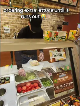 ordering extra lettuce until it runs out #subway #prankvideo #prank #bromas #videosderisa #comedia 
