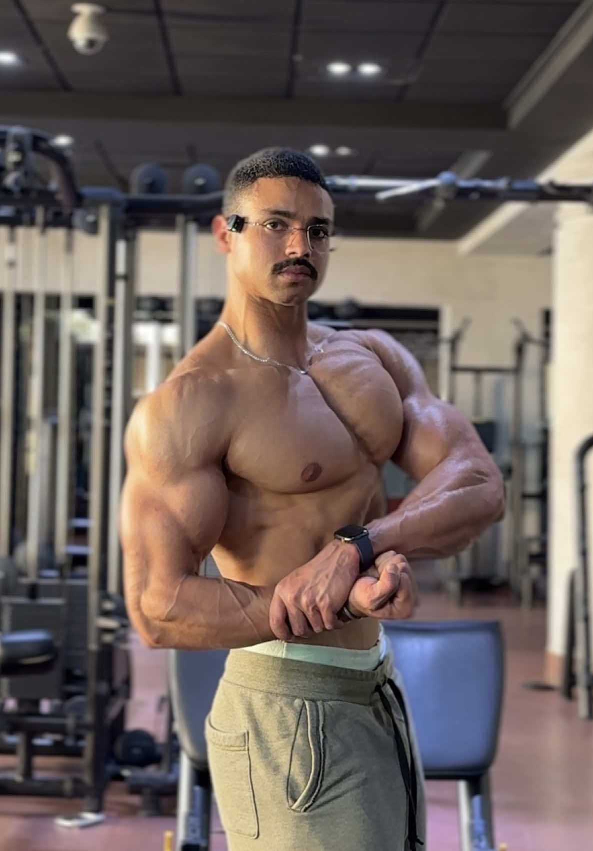 The most important basic exercises to build chest muscles📈🔥 •Dumbbell bench press (3 set) •Incline Smith machine (3 set) •Dumbbell flys (2 set failure) •Dips (3 set failure ) #fypシ゚ #GymTok #gymmotivation #chest #natty #foryoupage #gymrat 