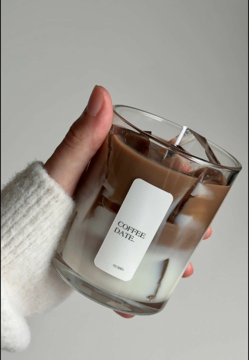 Herkullinen jääkahvi, mutta kynttilänä. ☕️ Täydellinen tunnelmanluoja arkeen tai lahjaksi. Tilaa omasi DM:llä 💌 #soijavahakynttilät #käsintehty #kynttilä #homemade #soycandle #candlemaking #fyp #lahjaidea #handmadecandles #candletok #candles #SmallBusiness #soycandles #icedlatte #coffee #tiktoksuomi #sinulle 