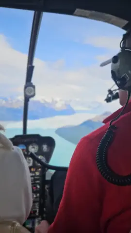 🧊❄️ Sobrevolá lo imposible. Desde el aire, el Glaciar Perito Moreno te deja sin aliento. Cordillera, lagos turquesa y el silencio blanco de la Patagonia… 🚁 Despegamos desde Puerto Punta Bandera. 📍 El Calafate, Argentina.   💬 ¿Te imaginás estar ahí arriba? 👇 Etiquetá a tu copiloto de aventuras. 📲 Reservá tu lugar con Fun Patagonia. #FunPatagonia #ElCalafate #PatagoniaArgentina #PeritoMoreno #Sobrevuelo #HelicopterRide #TravelGoals #GlacierViews #TurismoArgentina #AventuraPatagónica 