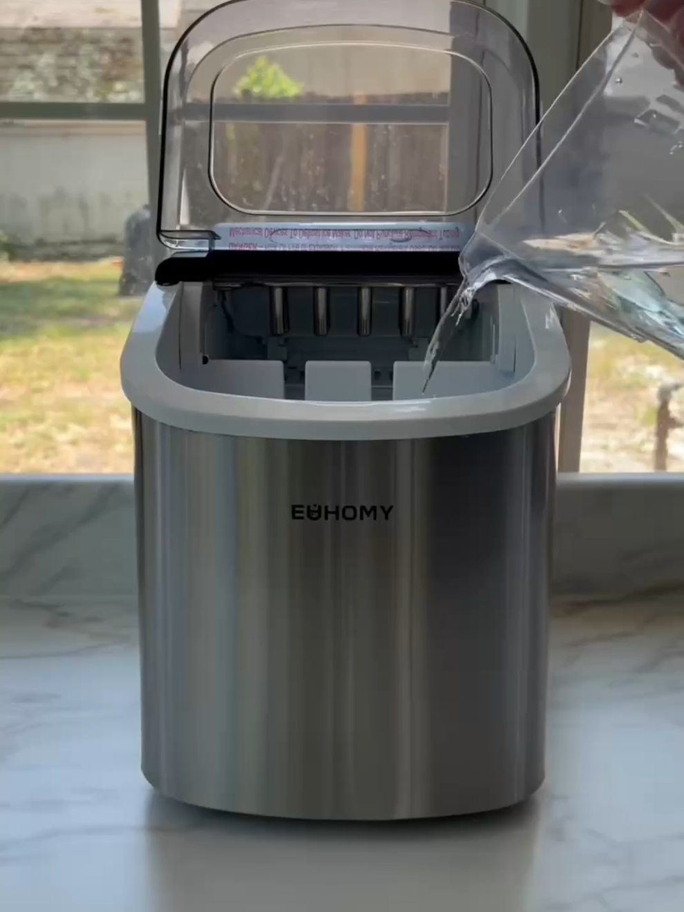 Achadinhos da Ro  ​A Máquina de Gelo Ice Compact EMG04 da EOS é uma solução prática e eficiente para quem deseja produzir gelo de forma rápida e conveniente em casa ou em pequenos estabelecimentos. Com um design compacto e moderno, ela se adapta facilmente a diversos ambientes.  Principais características: Capacidade de Produção: Até 12 kg de gelo por dia, com ciclos que produzem 9 cubos a cada 10 minutos. Reservatório de Água: Capacidade para 1,3 litros, dispensando a necessidade de instalação hidráulica. Tamanhos de Gelo Selecionáveis: Opção de escolher entre cubos pequenos ou grandes, conforme a preferência. link de compra abaixo ou nos comentários  https://s.shopee.com.br/706coxG0hs