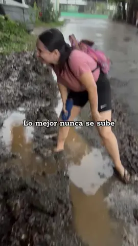 Como olvidar el día que se me quedó el pie pegado en el barro y casi pierdo la sandalia por qué no la encontraba 😭🤣🤣🤣🤣#fyp #entretenimiento #parati 