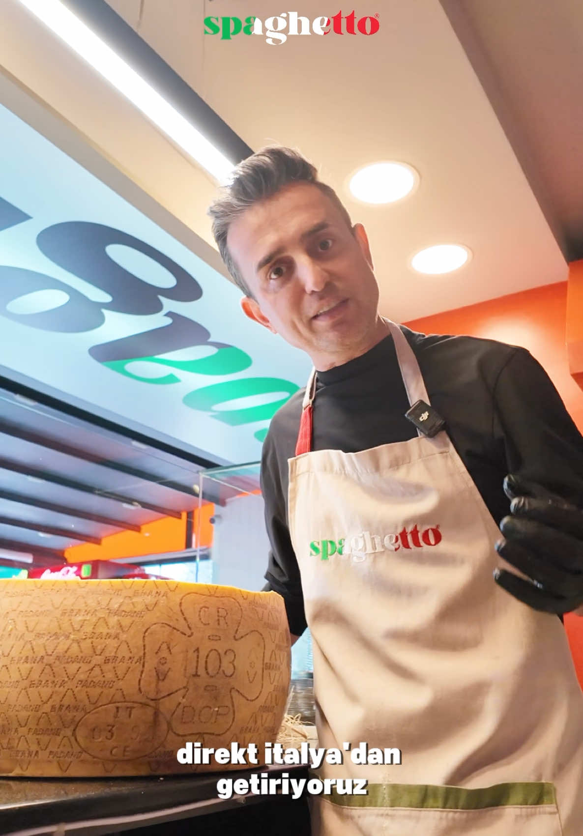 Grana Padano ve Parmesan (Parmigiano Reggiano), her ikisi de İtalya’nın kuzeyinden çıkan, benzer üretim teknikleriyle yapılan ancak farklı coğrafyalarda ve farklı kurallarla olgunlaştırılan iki kıymetli peynir çeşididir. Biz Spaghetto’da, Fettuccine’mizle en iyi uyumu sağlayan peyniri seçerken, daha yumuşak yapısı, daha az tuzlu ve daha narin aromasıyla Grana Padano’yu tercih ettik. Daha önceki videolarda “Parmesan” ifadesini kullanmamızın sebebi ise, bu ismin dünya genelinde daha yaygın olarak bilinmesi ve izleyicinin neyle karşılaştığını daha kolay anlayabilmesi içindi. Ancak bugün, bu tercihimizi artık doğru ismiyle ve detaylarıyla anlatmak istedik. Çünkü mutfakta olduğu kadar, dilde de şeffaflık ve doğruluk bizim için önemli.  🍀🍀🍀 . . . #granapadano #parmesan #antalya #spaghetto