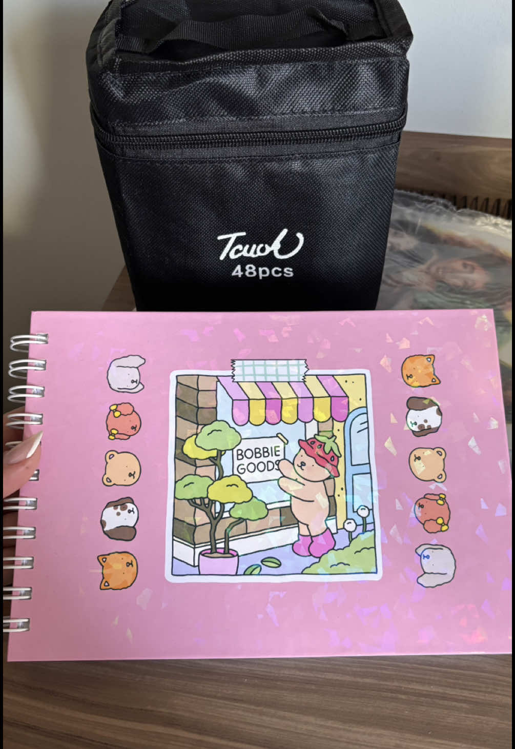 Meu novo vício.  #boobgoods #livrinhos #colorir #vicio #febre #pintar #canetinhas #48 