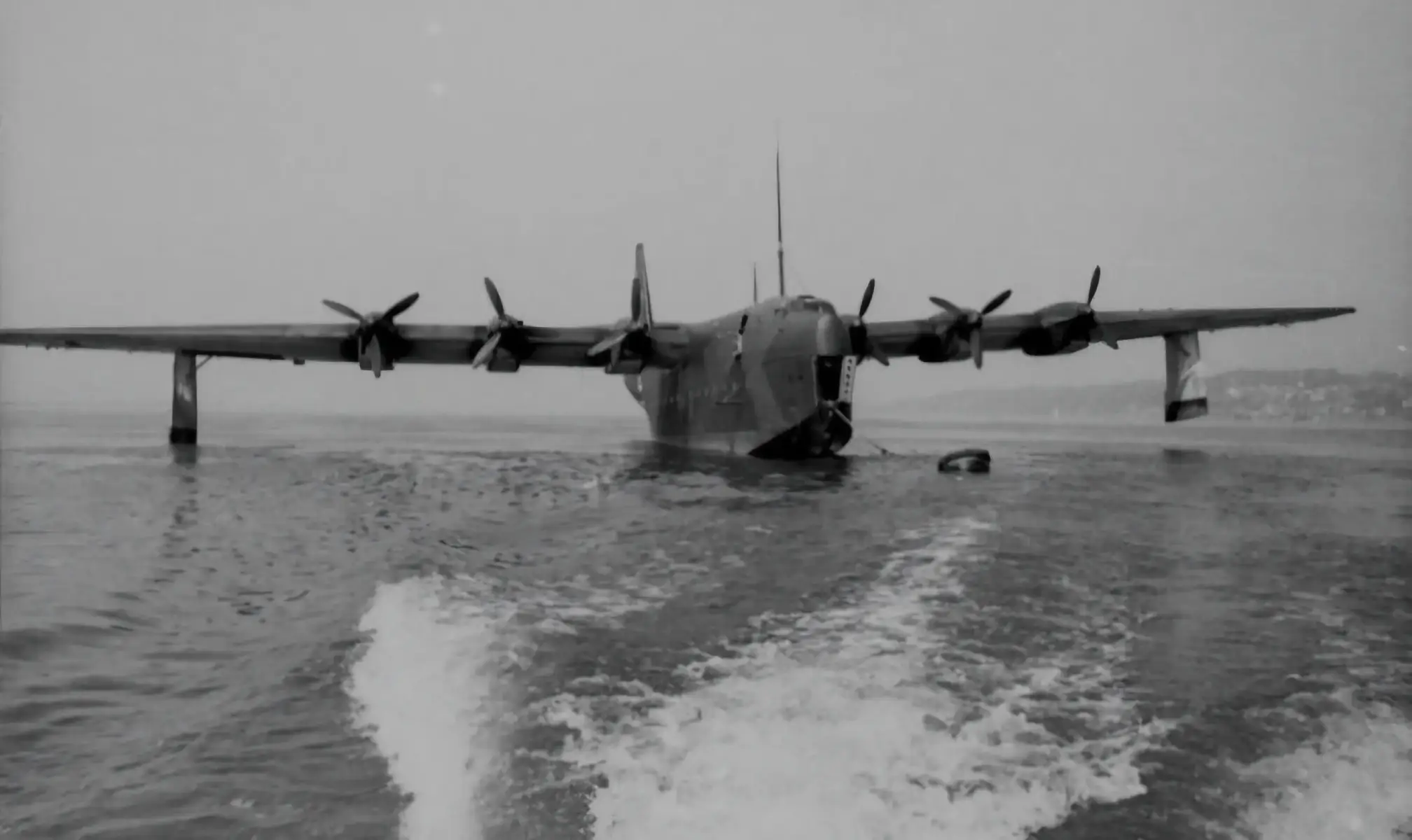Die Blohm & Voss BV 238 war ein deutsches Flugboot aus der Zeit des Zweiten Weltkriegs und zählt zu den größten jemals gebauten Flugzeugen. Entwickelt wurde sie vom Hamburger Flugzeughersteller Blohm & Voss unter der Leitung von Chefkonstrukteur Richard Vogt. Ziel des Projekts war es, ein Langstrecken-Transportflugzeug mit hoher Nutzlastkapazität zu schaffen, das sowohl militärische als auch logistische Aufgaben übernehmen konnte. Die BV 238 war als sechsmotoriges, freitragendes Flugboot konzipiert. Mit einer Spannweite von etwa 60 Metern und einer Länge von rund 43 Metern war sie das größte Flugzeug, das während des Krieges von Deutschland gebaut wurde. Der Prototyp absolvierte seinen Erstflug am 11. März 1944, blieb jedoch das einzige fertiggestellte Exemplar. Weitere im Bau befindliche Maschinen wurden vor der Fertigstellung zerstört oder demontiert. Die Maschine war für eine Vielzahl von Einsätzen vorgesehen, unter anderem als Seefernaufklärer, schwerer Bomber oder Truppentransporter. Ihre tatsächliche Nutzung beschränkte sich jedoch auf Testflüge, da das Flugzeug aufgrund der sich zuspitzenden Kriegslage und der zunehmenden Alliierten-Luftüberlegenheit nicht mehr zur Serienreife gelangte. Der einzige flugfähige Prototyp wurde im September 1944 von amerikanischen Jagdflugzeugen zerstört, während er auf dem Wasser lag. Die BV 238 blieb ein technisches Unikat ihrer Zeit und steht heute sinnbildlich für die ambitionierten, jedoch oft unrealisierten Großprojekte der deutschen Luftfahrtindustrie im Zweiten Weltkrieg.