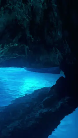 imagine playing mermaids here🧜🏼‍♀️ #mermaids #solotravel #bluecave #croatia #eurosummer #fyp 