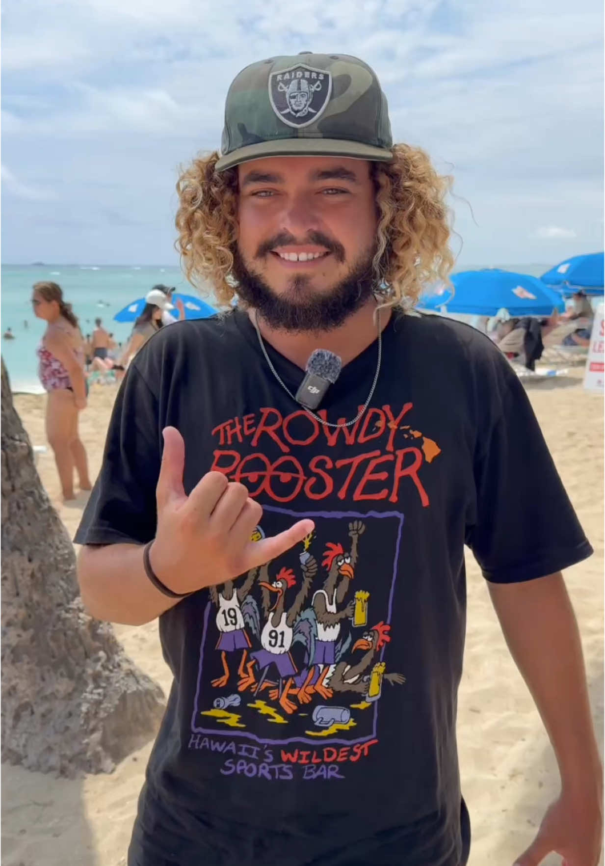 I interviewed an American man on a beautiful Hawaiian beach. He was incredibly friendly and graciously participated in the shoot. Thank you so much for your cooperation! #hawaii #hawaiitravel #surfing #surf 