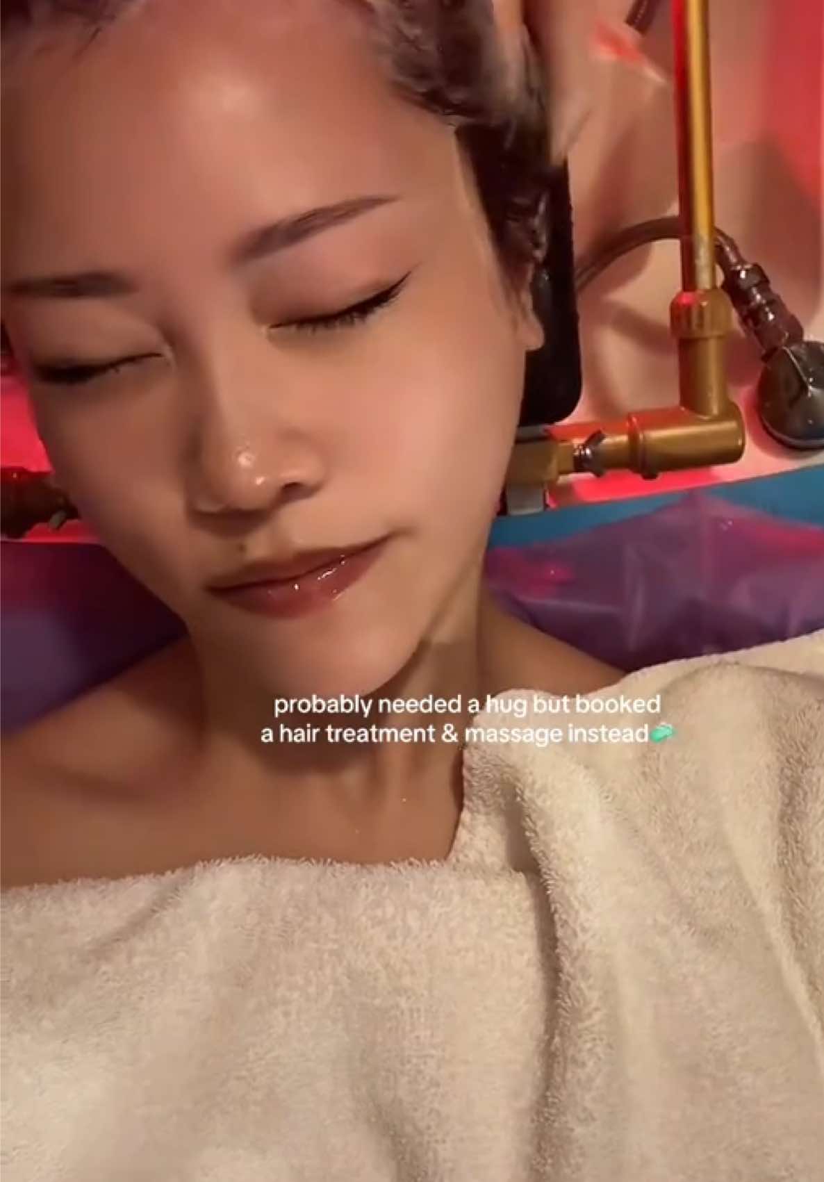 i feel like i got a brand new scalp—my face is so puffy from all the noodles i been eating this week😞 #hairtreetment #headspa #spaday #SelfCare #hairtok 