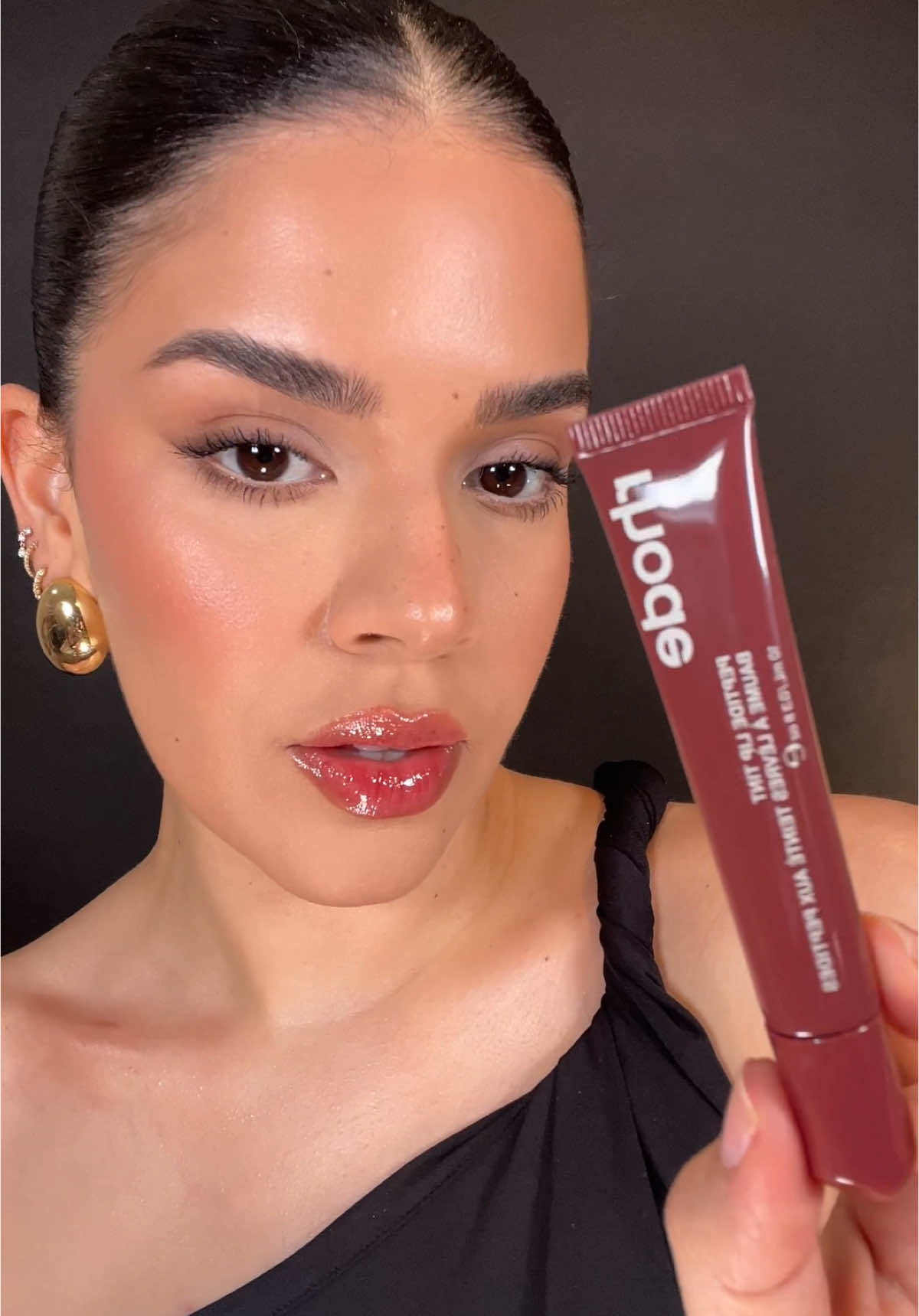 omg! ✨new✨ @rhode skin lip tint in pbj is my favorite one. Such a good shade. #rhodeskin #rhodeliptreatment #pbjrhode #newmakeup #glossylips #lipswatch 