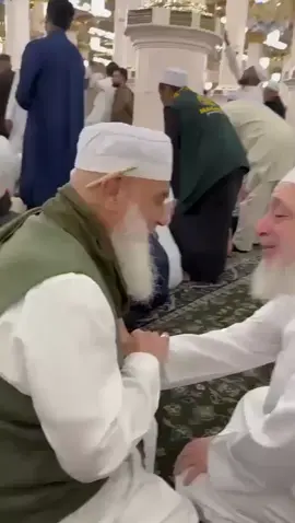 الحاج حسن فخرو حفظه الله  رئيس جمعية المشاريع  الخيرية   الاسلامية في ألمانيا مع رئيس جمعية المشاريع الخيرية الإسلامية الشيخ الدكتور حسام قراقيرة عند الحبيب صلى الله عليه وسلم