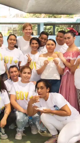 Compartí una jornada maravillosa junto a las mujeres privadas de la libertad del centro penitenciario de Santa Marta que, a través de talleres productivos y psicosociales, escriben una nueva historia que les permite sanar y prepararse para la libertad. 🫶 Eso es para mí la reconciliación: tender una mano sin prejuicios y reconocer el poder transformador de las segundas oportunidades. 💜