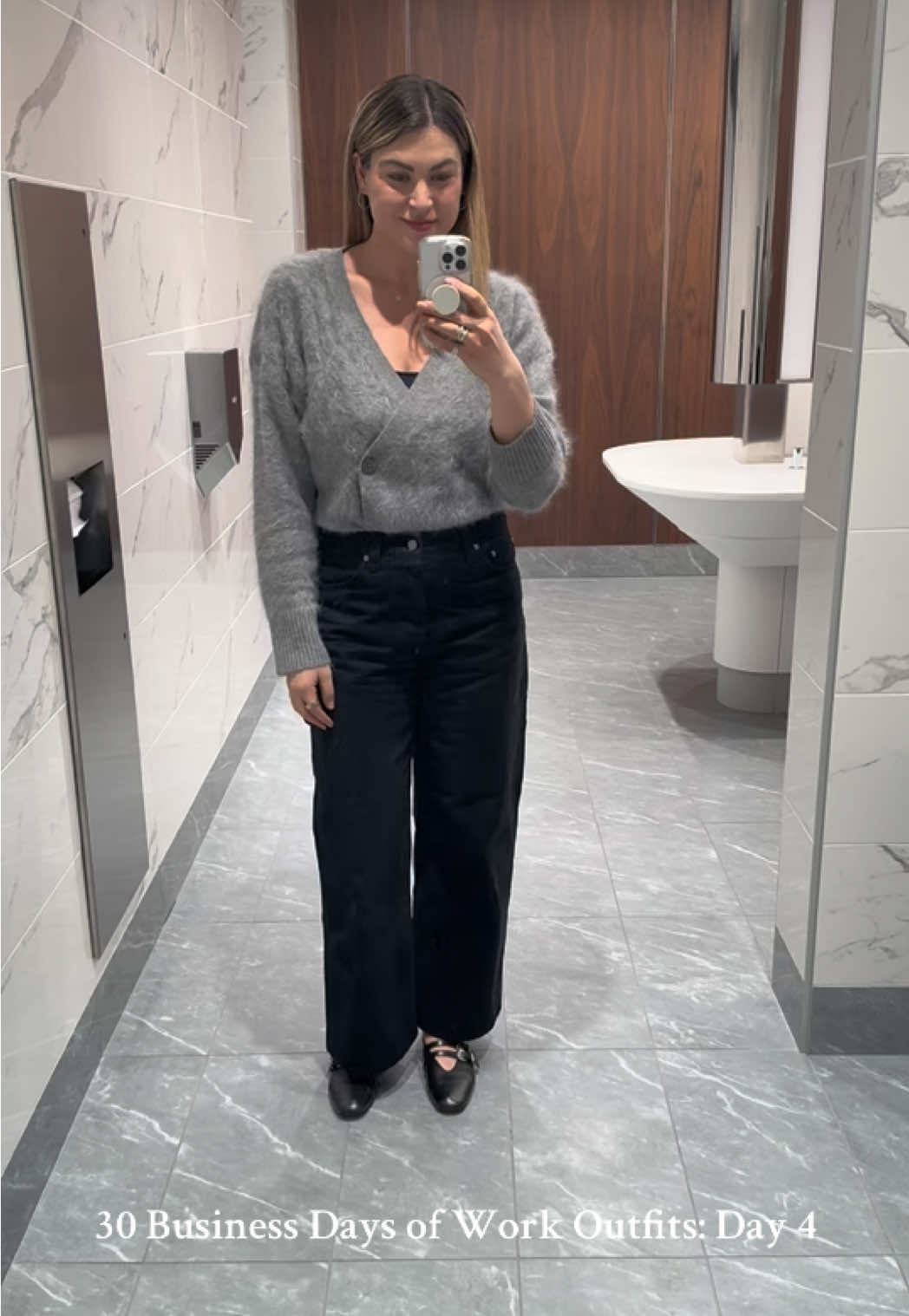 Today’s Day 4 look of 30 Business Days of Work Outfits wasn’t a homerun for me, but not every day is going to be! I’m struggling with how to style these carpenter jeans - any recos? @J.Crew @@khaite_ny #lemondeberyl #style #minimalist #ootdinspo #fitcheck #workfit 