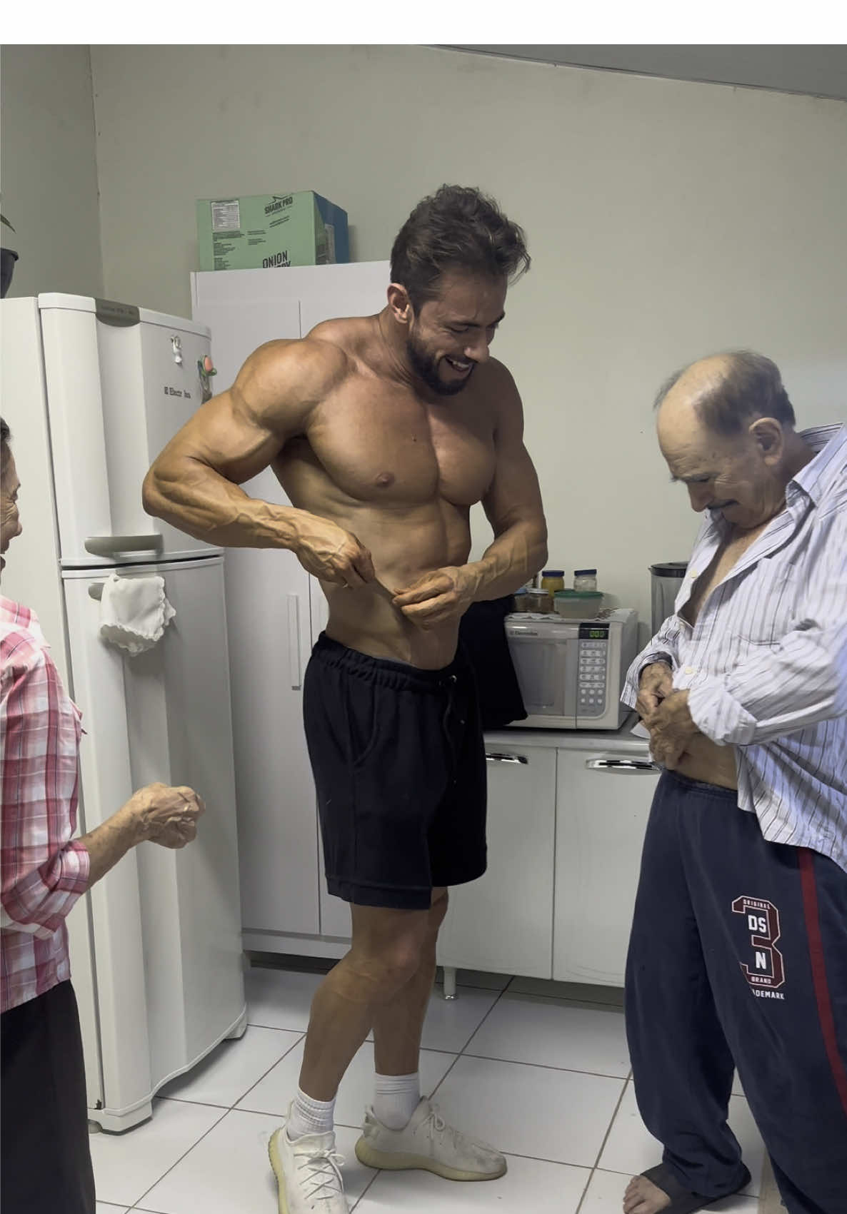 Mostrei pro vô e pra vó como fica a pele de um fisiculturista na finalização 🤣😂