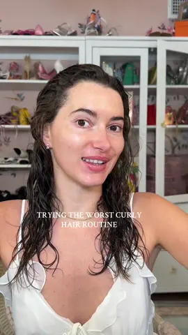 I stay preferring this to a traditional curly hair routine!!! @Anna Primavera 🎀 #curlyhair #curlyhairroutine 