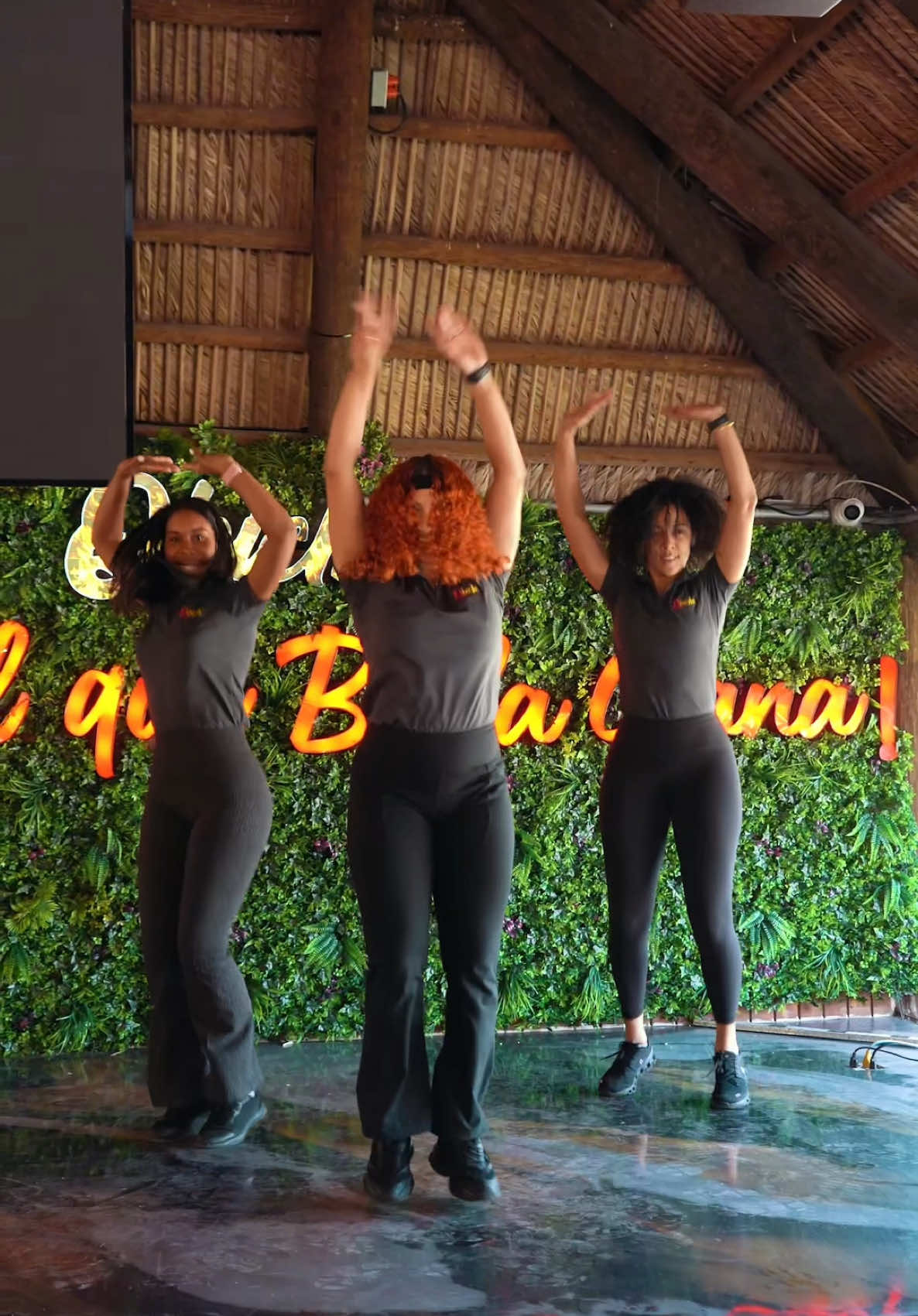 Mano pa arriba y una sola👏así se baila en Qbiche 🤠 #musica #wampi #elniñoylaverdad #baile #bailarinas #foryoupage #virales #cubanosporelmundo #cuba #miami #viral #salsa #regueton #reparto #repartocubano