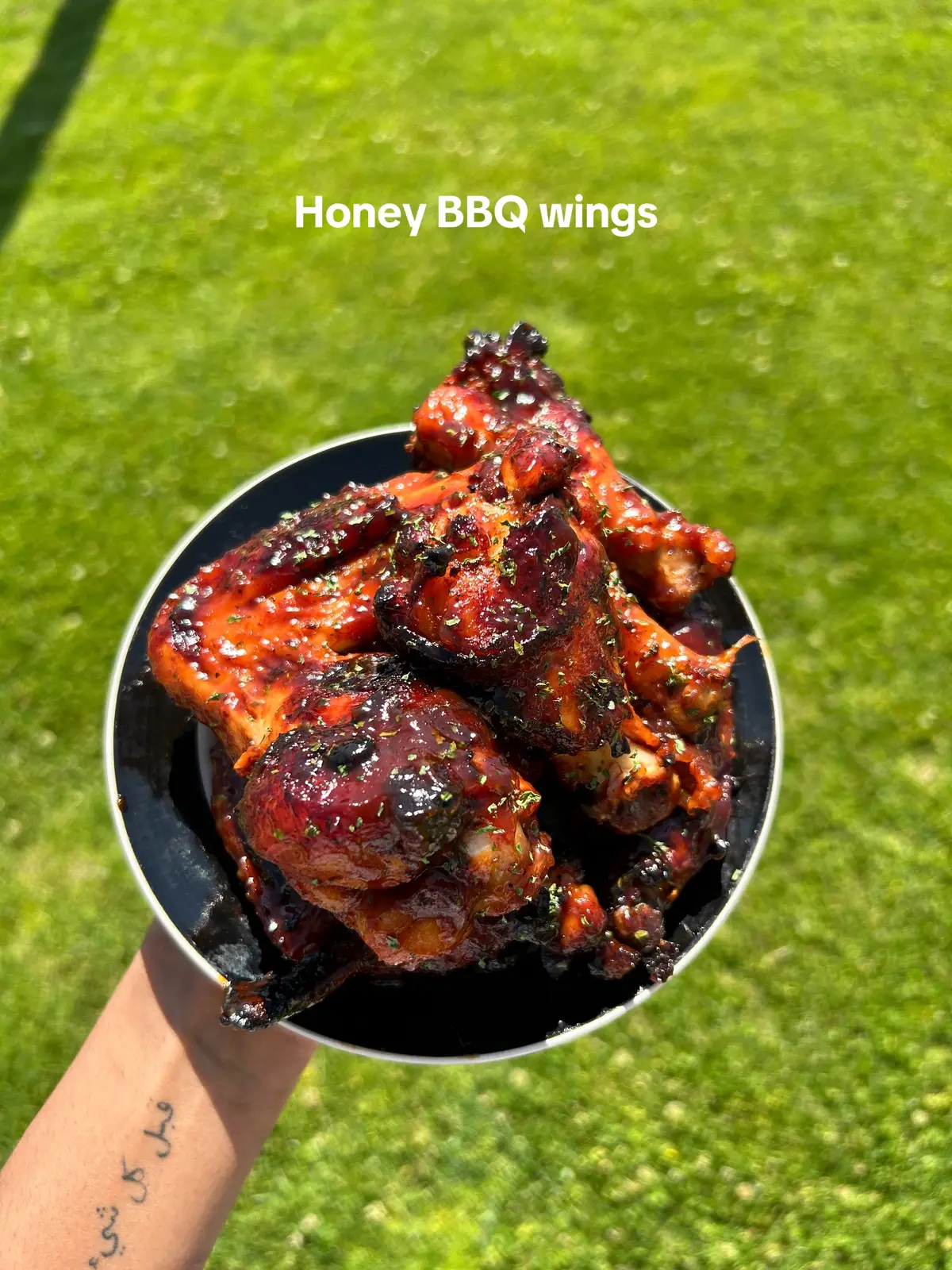 Probably one of the easiest sauce wings to make.. Takes about 5minutes to prepare and 45m-1hr to cook depending on your oven. Enjoy!💗🍗 #bbq #bbqchicken #bbqszn #bbqwings #wings #honeyhot #spicy #welldone #EasyRecipe #diyfood  #foodhacks #chicken #chickenwings #fyp #explore #simplerecipe 
