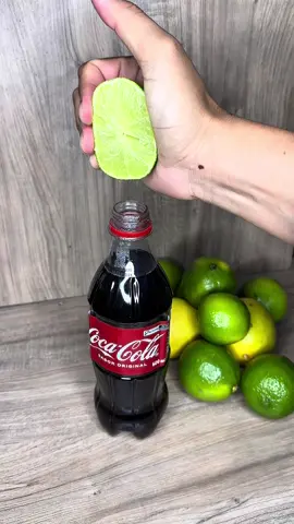 Mistura Coca-Cola com limão O resultado é realmente surpreendente. 😱 #dicas_utilidades #facavocemesmo #utilidadepublica 