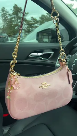 This collection is too cute🎀 #powderpink #coachoutlet #coachbag 