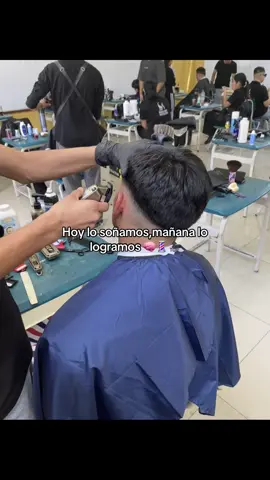 Sin dejar de soñar 🧠💈#barbero #barberoslatinos #proceso #fyp #barberoslatinos #diseño #barberia #mundobarber #fade #esfuerzo #foryoupage #trabajo 