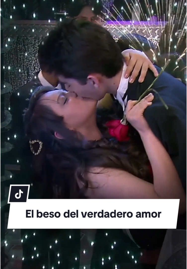 Recordando en #LaCQ 🎒: Un beso dice más que mil palabras ♥️ 